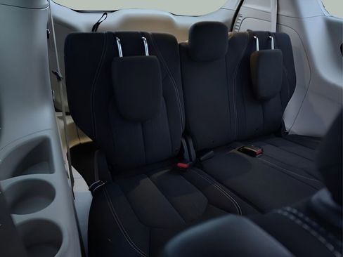 Used 2020 Chrysler Voyager LX image 27