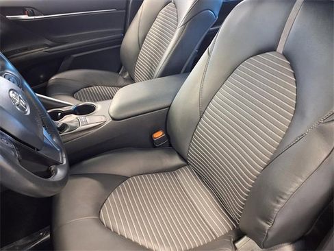 Used 2024 Toyota Camry SE image 5