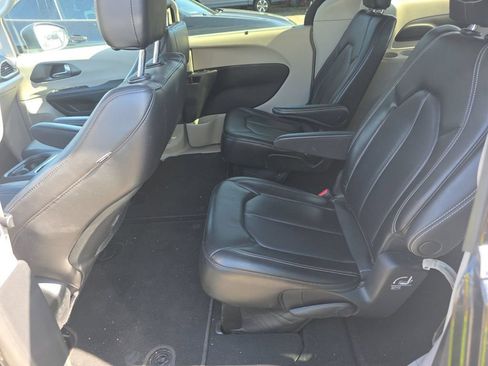 Used 2023 Chrysler Pacifica Touring-L FWD image 9