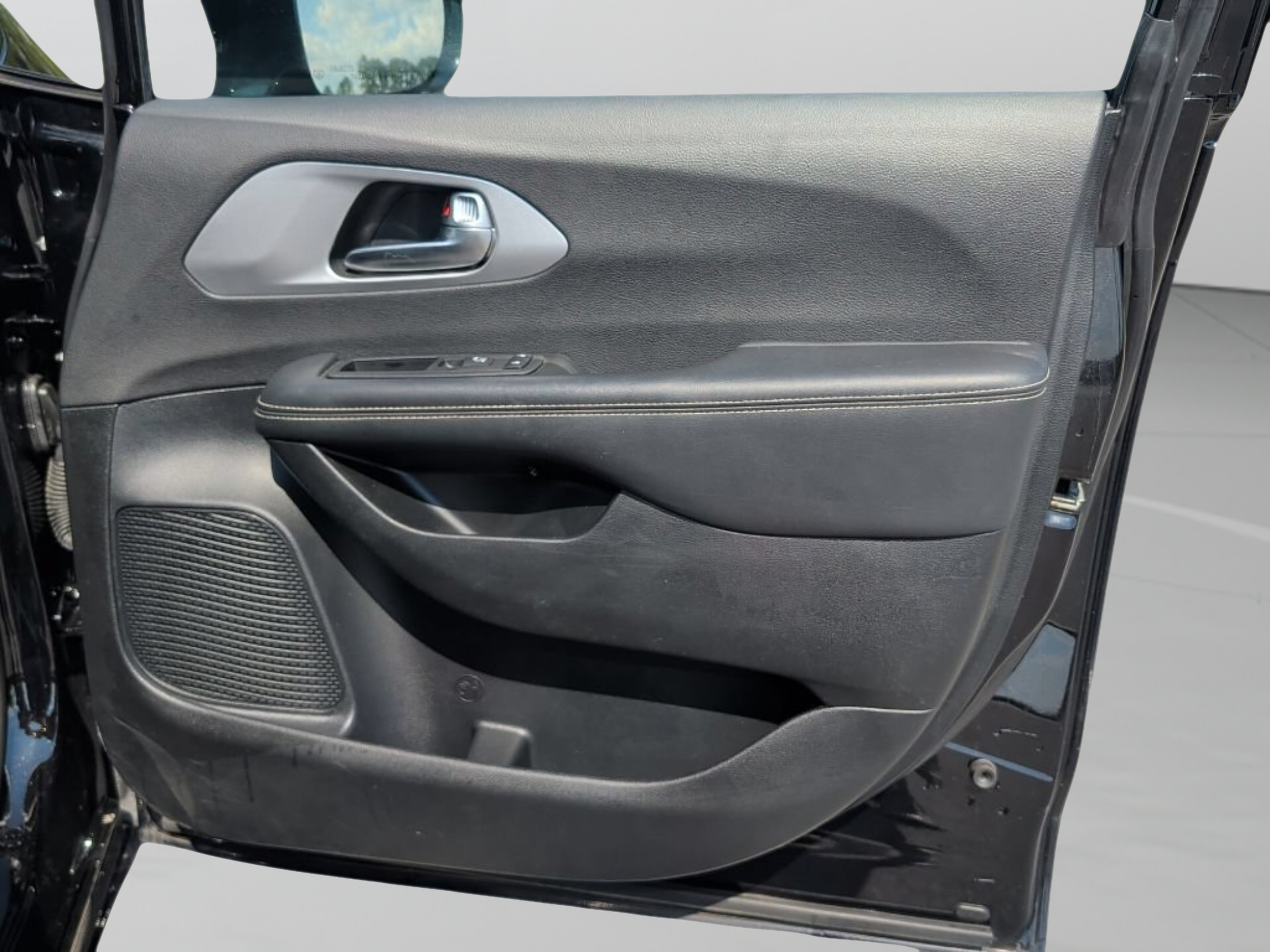 Used 2025 Chrysler Pacifica Limited FWD image 47