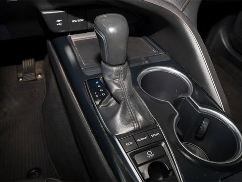 Used 2018 Toyota Camry XLE image 9