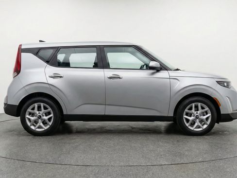 Used 2025 Kia Soul LX w/ LX Technology Package FWD image 11