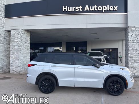 Used 2023 Mitsubishi Outlander SEL image 1