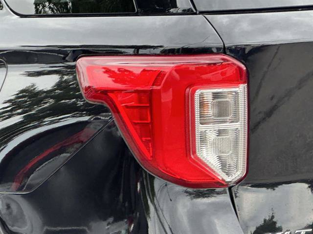Used 2023 Ford Explorer XLT w/ Equipment Group 202A AWD/4WD image 9