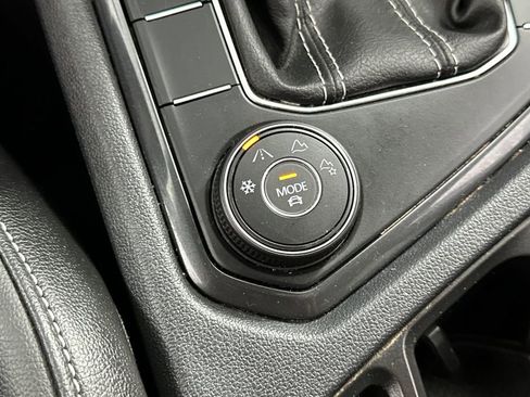 Used 2024 Volkswagen Tiguan SE image 34