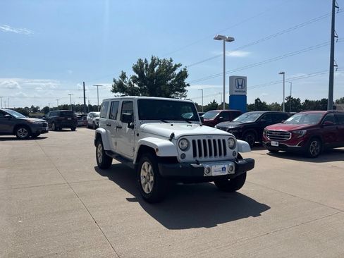 Used 2017 Jeep Wrangler Unlimited Sahara w/ Connectivity Group AWD/4WD image 3