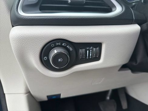 Used 2023 Chrysler Pacifica Touring-L FWD image 13