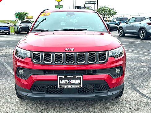 Used 2025 Jeep Compass Latitude w/ Sun & Sound Group AWD/4WD image 11