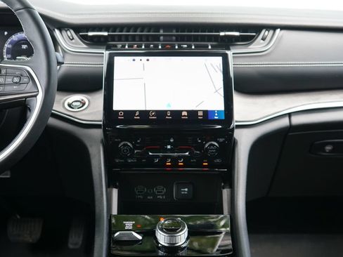 Used 2024 Jeep Grand Cherokee Limited w/ Black Appearance Package AWD/4WD image 26