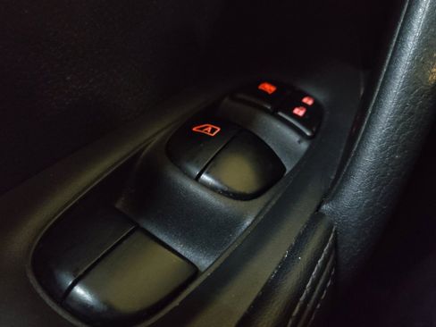 Used 2018 Nissan Rogue SV AWD/4WD image 27