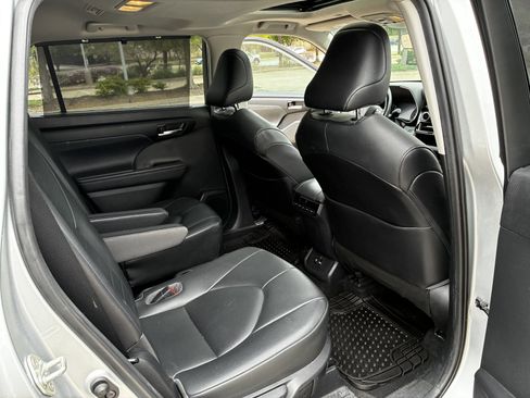 Used 2020 Toyota Highlander XLE FWD image 27
