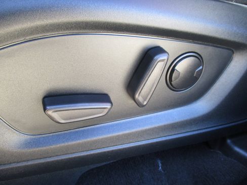 Used 2023 Ford Explorer XLT image 36