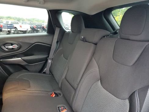 Used 2020 Jeep Cherokee Latitude w/ Cold Weather Group AWD/4WD image 31