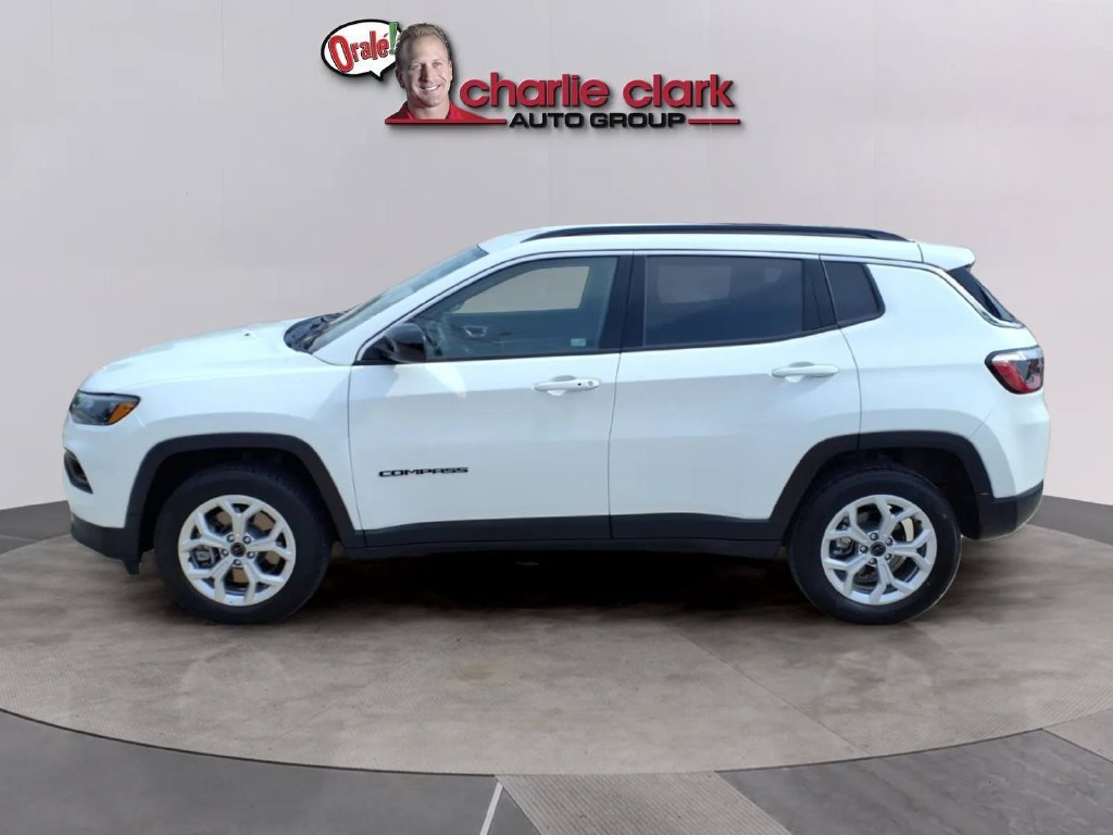 Used 2025 Jeep Compass Latitude AWD/4WD image 2