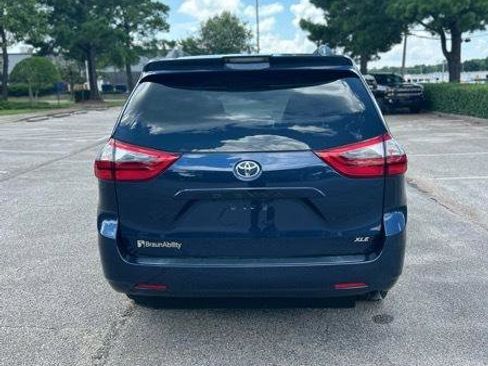 Used 2020 Toyota Sienna XLE w/ XLE Navigation Package image 31