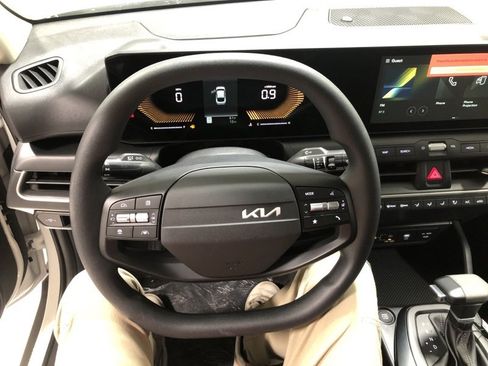 New 2025 Kia K4 LX image 24