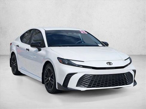 Used 2025 Toyota Camry SE image 3