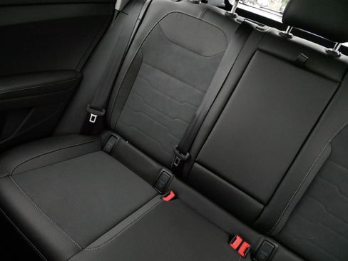 Certified 2025 Volkswagen Taos SE AWD/4WD image 12