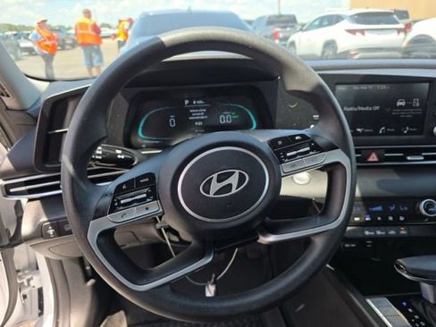 Used 2025 Hyundai Elantra Hybrid FWD image 9