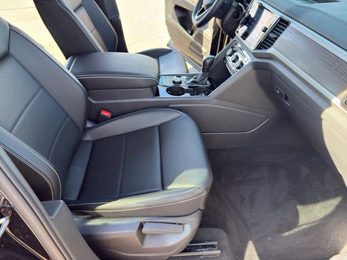 Used 2023 Volkswagen Atlas SE image 30