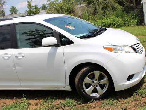 Used 2015 Toyota Sienna LE FWD image 4