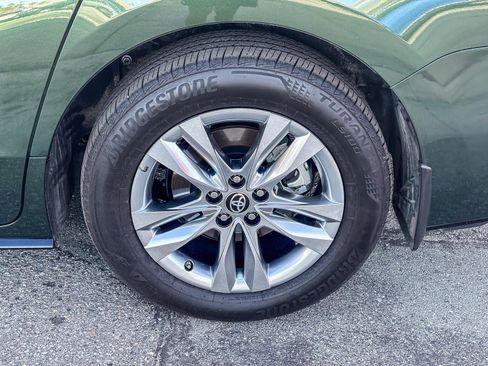 Used 2024 Toyota Sienna Limited image 12