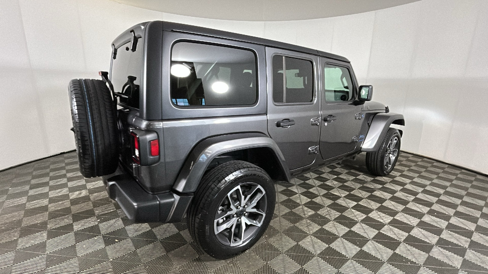Used 2024 Jeep Wrangler Unlimited w/ Convenience Group AWD/4WD image 3
