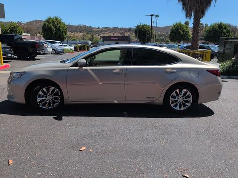 Used 2014 Lexus ES 300h w/ Luxury Package w/Bamboo Trim FWD image 5