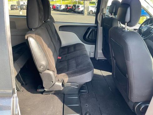 Used 2019 Dodge Grand Caravan SE w/ UConnect Hands-Free Group image 21