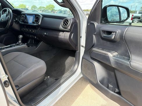 Used 2018 Toyota Tacoma TRD Off-Road AWD/4WD image 9