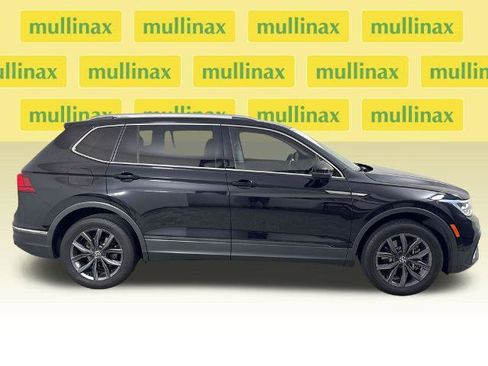 Used 2022 Volkswagen Tiguan SE w/ Panoramic Sunroof Package FWD image 2