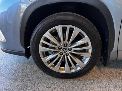 Certified 2024 Toyota Highlander Platinum AWD/4WD image 16