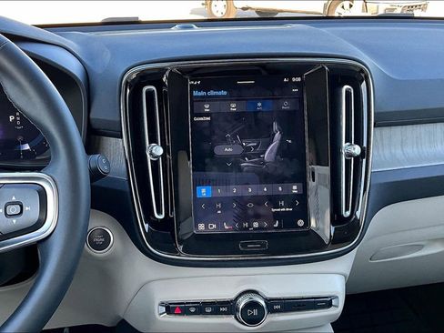 Used 2023 Volvo XC40 B4 Plus w/ Protection Package Premier image 8