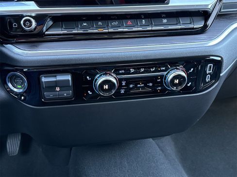 Used 2025 GMC Sierra 1500 SLT image 25