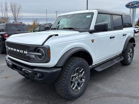 New 2025 Ford Bronco Badlands image 3