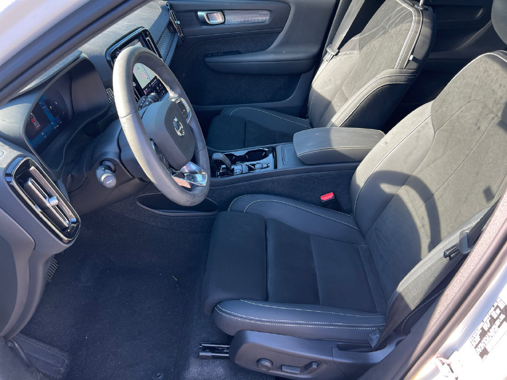 Used 2024 Volvo XC40 B5 Plus AWD/4WD image 4