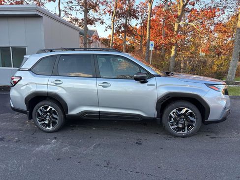 Used 2025 Subaru Forester Premium image 2