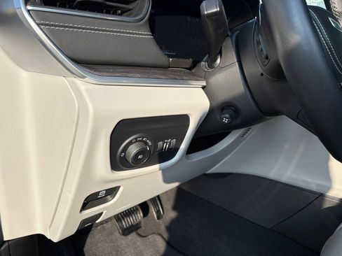 Used 2022 Jeep Grand Cherokee Overland w/ Adv Protech Group III AWD/4WD image 17