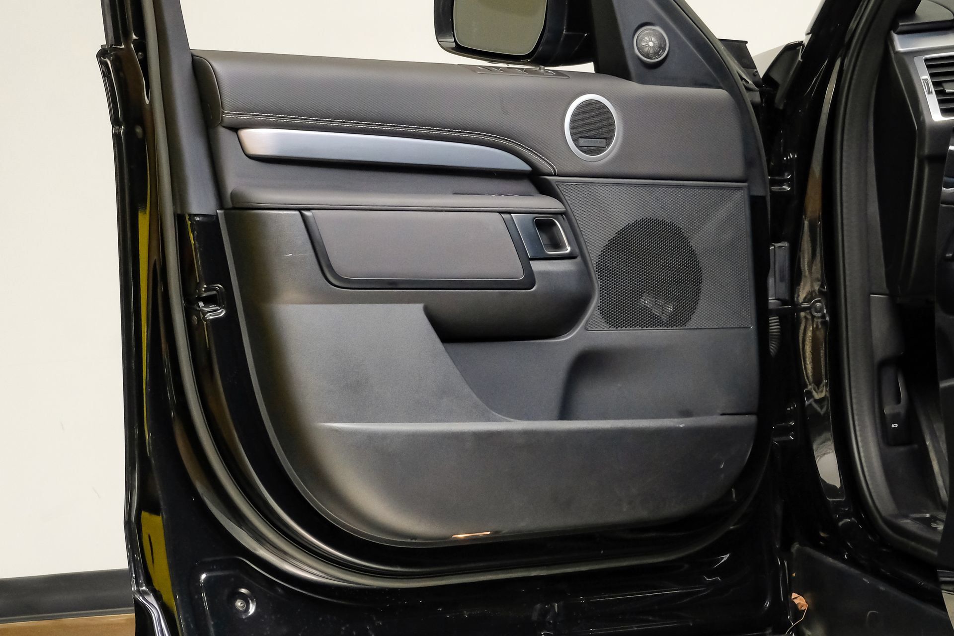 Used 2023 Land Rover Discovery S R-Dynamic AWD/4WD image 46