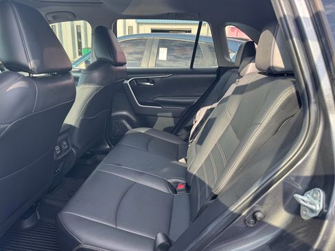 Used 2019 Toyota RAV4 XLE Premium FWD image 7