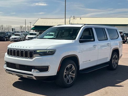 Used 2024 Jeep Wagoneer L Series II w/ Flexible Seating Group image 4