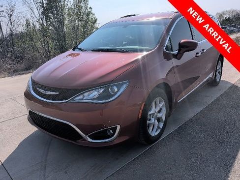 Used 2018 Chrysler Pacifica Touring-L Plus w/ Tire & Wheel Group image 7