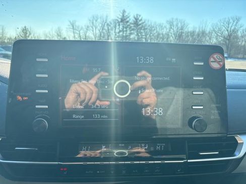 Used 2024 Toyota Sienna XLE image 31