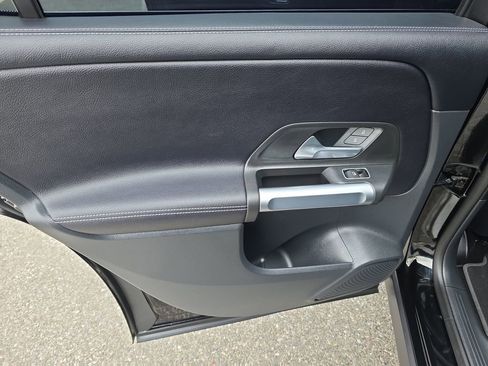 Used 2023 Mercedes-Benz GLB 250 4MATIC image 17