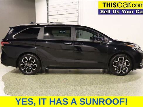 Used 2025 Toyota Sienna Platinum FWD image 8