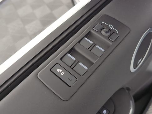 Used 2025 Land Rover Discovery S image 11