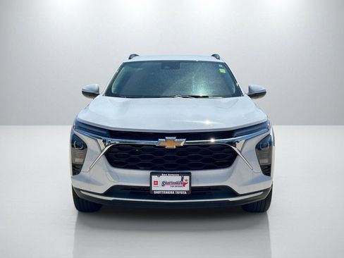 Used 2025 Chevrolet Trax LT FWD image 2