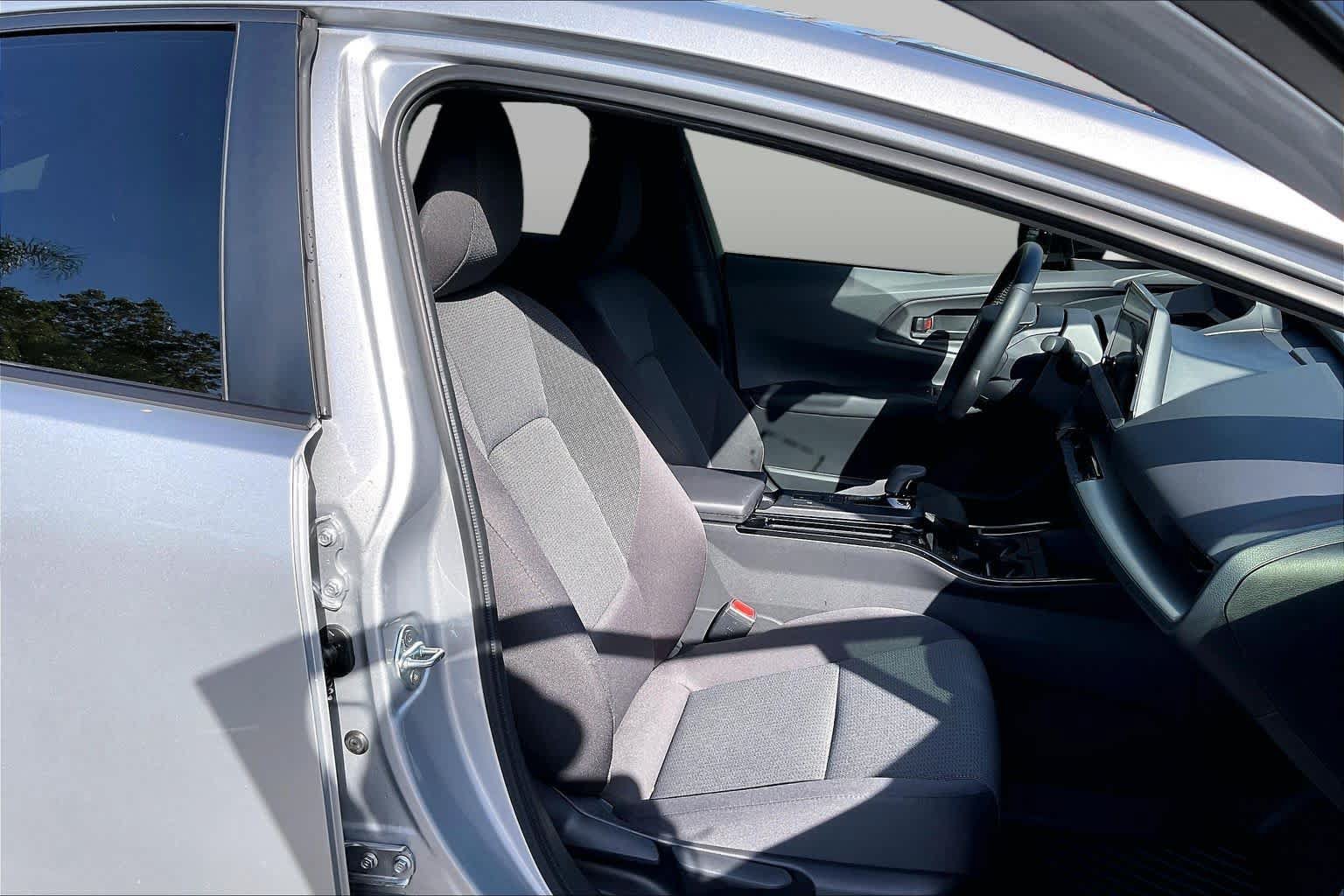 Certified 2025 Toyota Prius LE FWD image 8