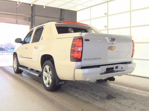 Used 2013 Chevrolet Avalanche LTZ image 6