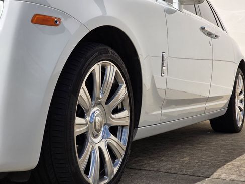 Used 2016 Rolls-Royce Ghost image 40